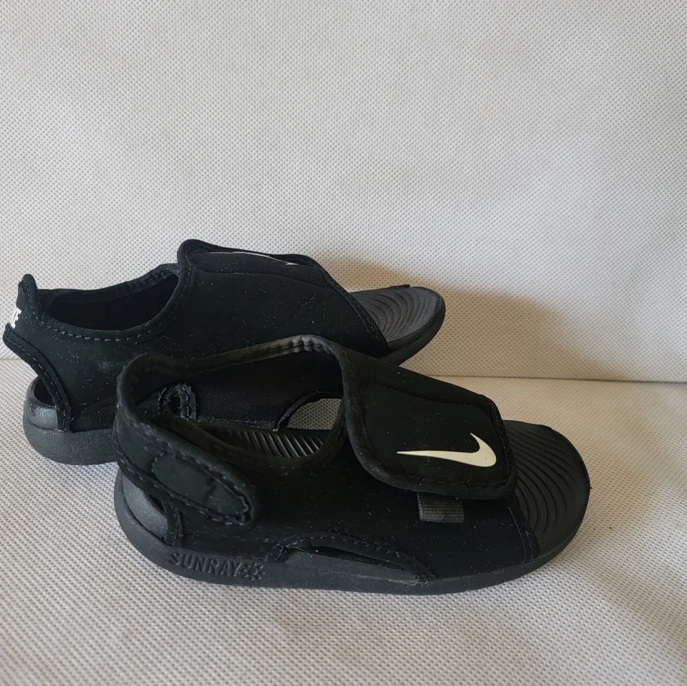 *CHILDREN'S NIKE BLACK SANDALS‎ WITH HOOK AND LOOP CLOSURES (sz 10)